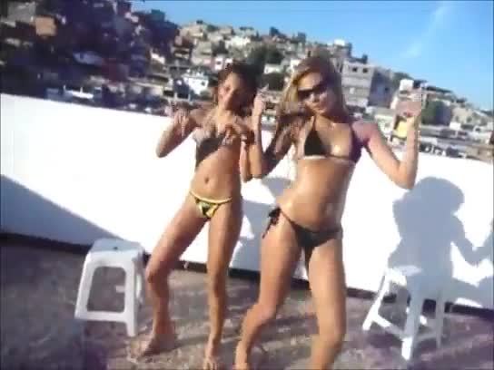 2 Sexy Brazilian Teens shaking ass