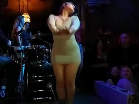 Tatuada tetona bailando rico