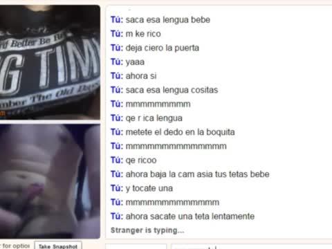 Tetona se chupa su teta mientras le doy leche en Omegle