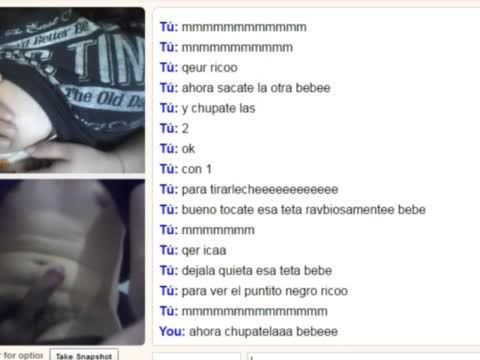 Tetona se chupa su teta mientras le doy leche en Omegle