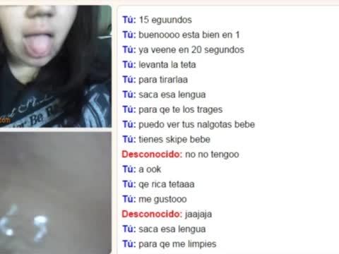 Tetona se chupa su teta mientras le doy leche en Omegle