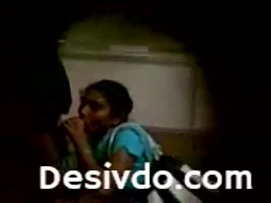 Desi boy and Girl romance in Office caught Desivdo