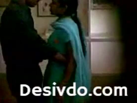 Desi boy and Girl romance in Office caught Desivdo