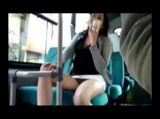 Safada mostrando a calcinha no onibus