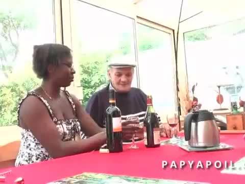 Papy baise une bonne black avec son jeune pote qui lui la sodomise grave