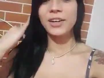 Gostosa mostrando os peitos ao vivo no fb