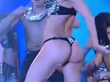 Mujer sexy bailando en tv