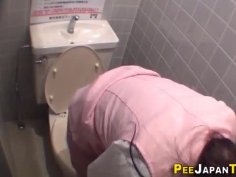 Pissing japanese babes