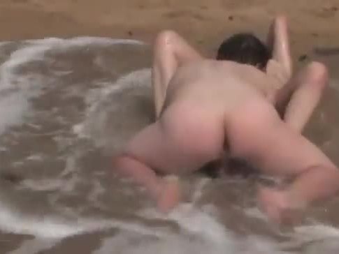 Amateur brunnette girl gets fucked on the beach