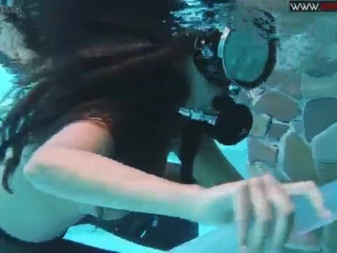 Diana Kalgotkina dildoing herself underwater