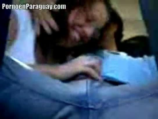 Pareja paraguaya en el auto chupando