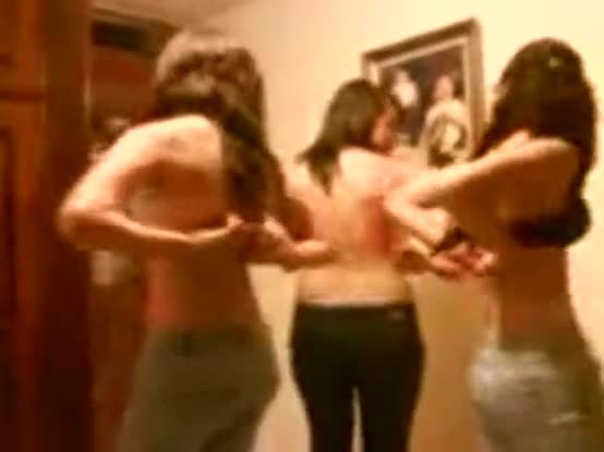 Karla y amigas bailando