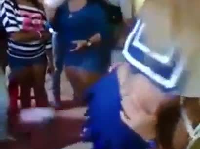 Edecan jovencita bailando untando su culo