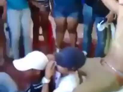 Edecan jovencita bailando untando su culo