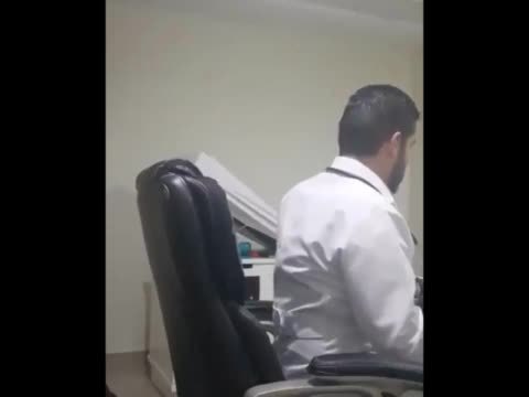 ME FOLLO A DOCTOR MEXICANO EN SU CONSULTORIO